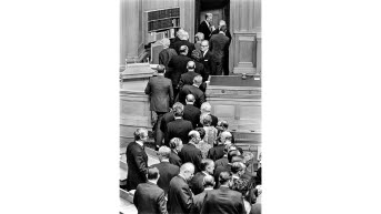 Ledamöter tackar talman Henry Allard i Andrakammarsalen