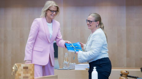 Finansminister Elisabeth Svantesson (M) lämnar över budgeten till andre vice talman Julia Kronlid (SD)