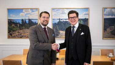 Partiledare Jimmie Åkesson (SD) och talman Andreas Norlén skakar hand.