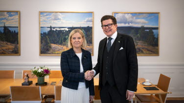 Partiledare Magdalena Andersson (S) skakar hand med talman Andreas Norlén. De tittar in i kameran.