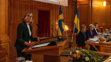 A woman delivers a speech in the former Second Chamber.