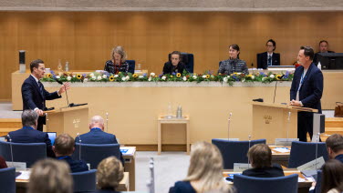 Statsminister Ulf Kristersson (M) debatterar med Lars Püss (M), Sverige