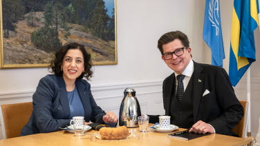 Partiledare Simona Mohamsson (L) sitter jämte talmannen. De dricker kaffe.