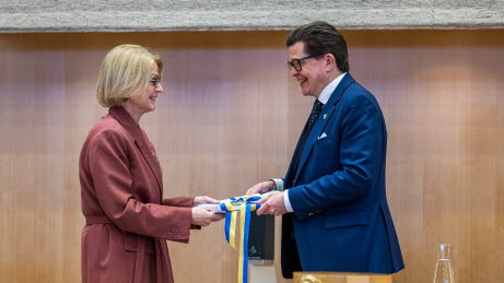 Finansminister Elisabeth Svantesson (M) överlämnar vårpropositionen till talman Andreas Norlén.