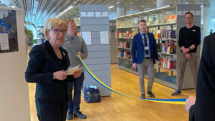 Kerstin Lundgren (C) inviger en affischutställning om riksdagen under 500 år.