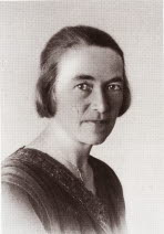 Svartvitt porträttfoto på Nelly Thüring.