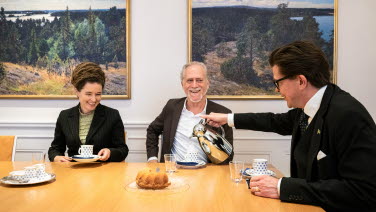 Miljöpartiets språkrör Amanda Lind och Daniel Helldén dricker kaffe tillsammans med talmannen.