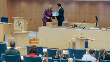 Finansministern lämnar över budgetpropositionen till talman Andreas Norlén