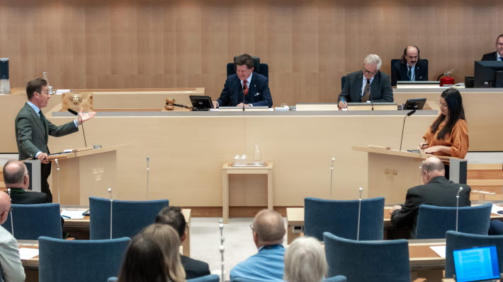 Ulf Kristersson och Nooshi Dadgostar debatterar.