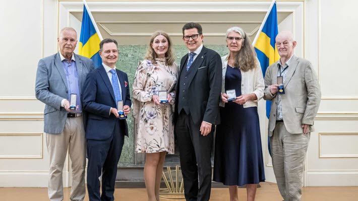 Alla medaljörer och talmannen uppställda med svenska flaggan. 