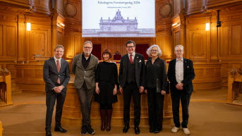 Alla talare under forskningsdagen 2026 på en samlad bild längst fram vid podiet med talmannen i mitten.