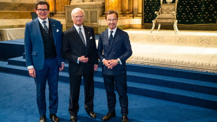 Talman Andreas Norlén, statsminister Ulf Kristersson och H.M. Konungen med mattan i bakgrunden.