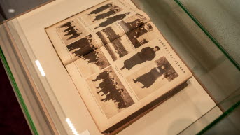 En monter i glas med ett uppslag från en tidning.