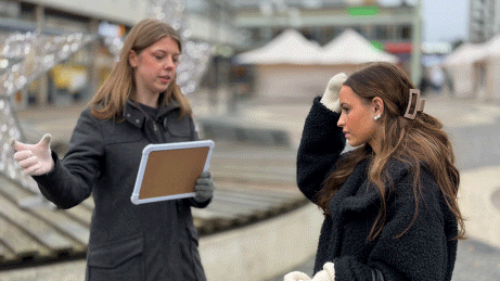 Två tjejer som gissar ord