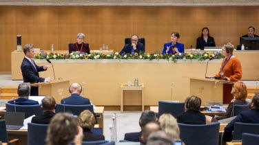 Pål Jonsson i debatt med Krista Mikkonen.