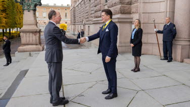 Talmannen skakar hand med Finlands talman.