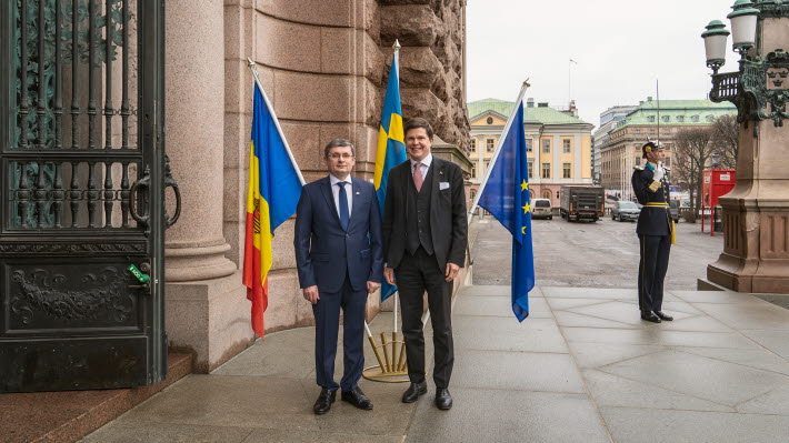 8 februari 2023. Den 8 februari tog talman Andreas Norlén emot Moldaviens talman Igor Grosu i samband med ett officellt besök i Sverige. Bilden: Moldaviens talman Igor Grosu och Andreas Norlén framför bägge ländernas flaggor vid ingången till riksdag