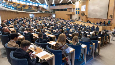 Riksdagsledamöter sitter i kammaren.