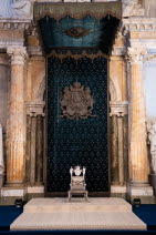 Bild på mattan som ligger framför tronen i Rikssalen.