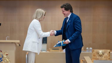 Finansministern överlämnar vårbudgeten till talmannen.