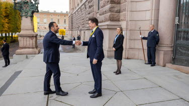Talmannen skakar hand med Norges talman.