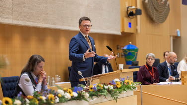 Polens talman Szymon Hołownia håller tal i riksdagen