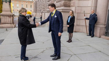 Talmannen skakar hand med Färöarnas talman.