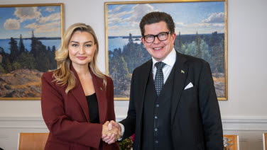 18 september 2026. Partiledare Ebba Busch (KD) och talman Andreas Norlén skakar hand.