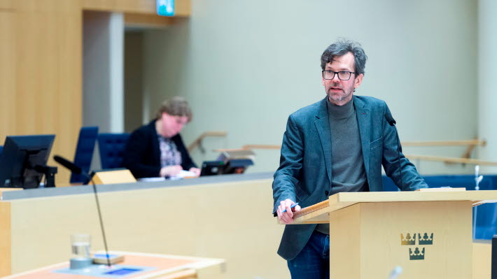 Jacob Risberg (MP) i talarstolen i en interpellationsdebatt i januari 2025.