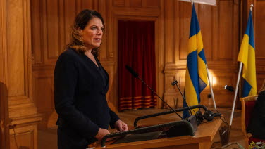 A woman delivers a speech in the former Second Chamber.