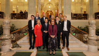 Gruppfoto med tio personer i Trapphallen.