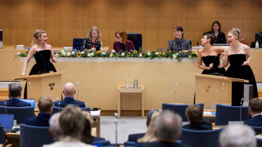 Artister i svarta klänningar sjunger i kammaren