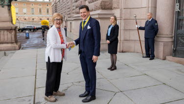 Talmannen skakar hand med Islands talman.