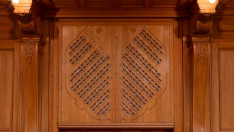 En voteringstavla i trä som i sitt utseende påminner om ett skåp med två dörrar.