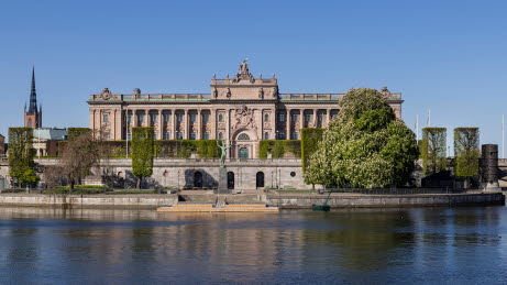 Östra riksdagshuset en solig vårdag.