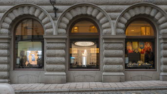 Tre av fönstren från gatan. 