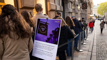 People standning in line outside the Riksdag Library
