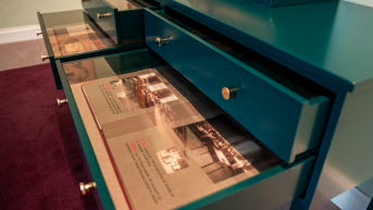 Utdragna lådor med olika trycksaker exponerade.