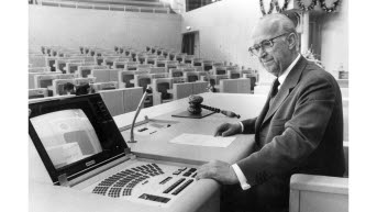 Talman Ingemund Bengtsson i nya kammaren på Helgeandsholmen.