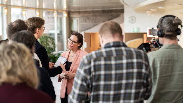 Utrikesministern intervjuas av pressen.