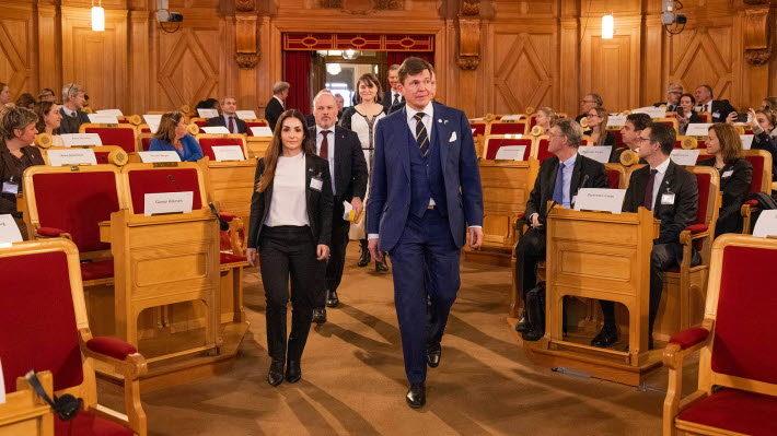 Seminarium med mottagare av Nobels fredspris 13 dec 2022. Kulturminister Parisa Liljestrand och talman Andreas Norlén går in i kammaren till seminariet.