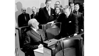 Kung Gustaf VI Adolf besöker riksdagens nya lokaler i Kulturhuset, Sergels torg