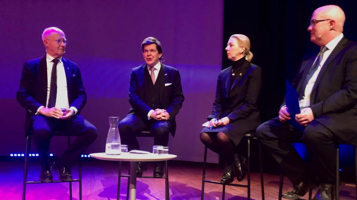 Från vänster i bild syns Rektor på Örebro universitet Johan Schnürer, Talman Andreas Norlén, vik landshövding Anna Olofsson och professor Thomas Denk