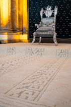 Bild på mattan som ligger framför tronen i Rikssalen.