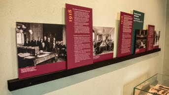 En hylla med bilder och texter.