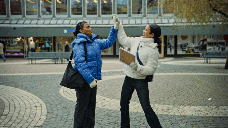 Två tjejer som gör high five!