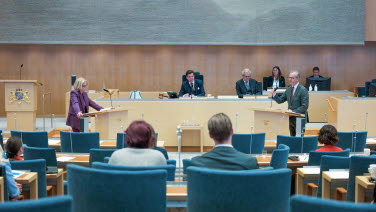 Debatt mellan finansminister Elisabeth Svantesson (M) och Mikael Damberg (S).