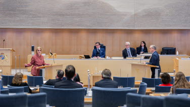 Finansministern och Socialdemokraternas ekonomisk-politiska talesperson i debatt i kammaren.