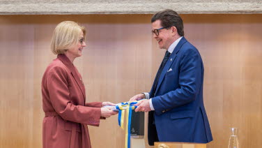 Finansministern lämnar över budgeten till talmannen.