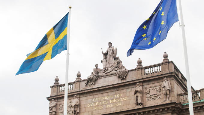 Svenska flaggan och EU-flaggan är hissade på Riksplan framför Östra riksdagshuset.